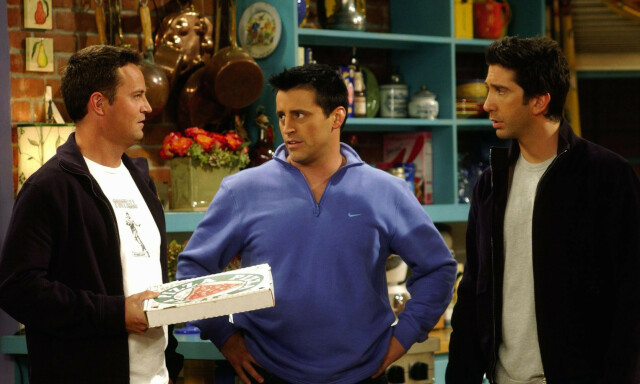 Matt LeBlanc (i midten) får egen TV-serie som kort og godt skal hete "Joey" når "Venner for livet" legges ned. Foto: TV2